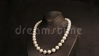优雅的珍珠项链上的人体模型概述，珠宝珍珠制成，经典珠宝女士，珍珠项链在